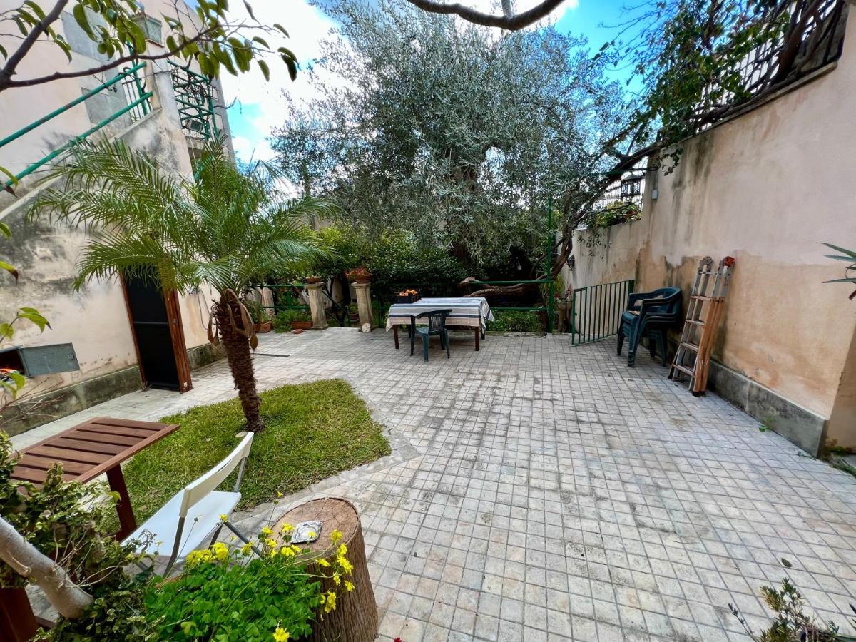 فيلا House With Garden نوتو المظهر الخارجي الصورة